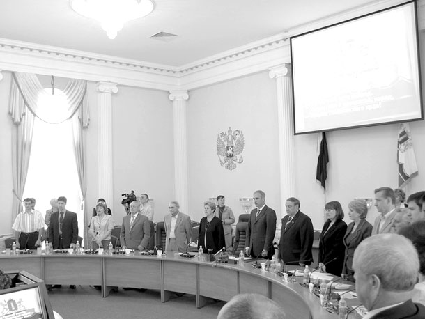  В овальном зале правительства поётся гимн Ульяновской области