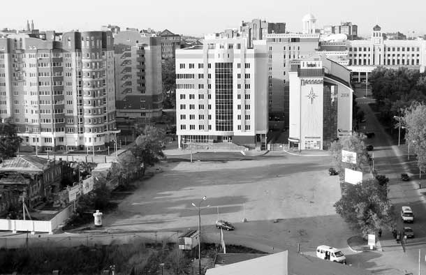 Вид на центр Ульяновска (улицу Гончарова) с 12-го этажа дома быта